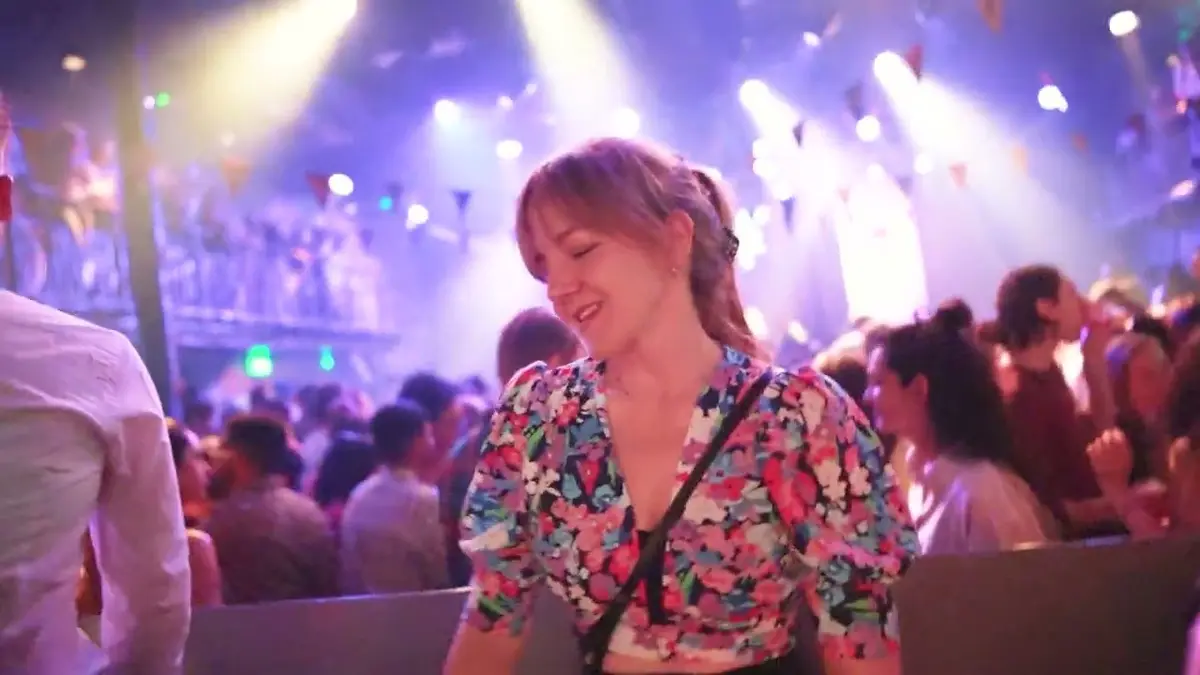 Tänzerin in einem Blumentop unter lila Licht im Melkweg, Amsterdam