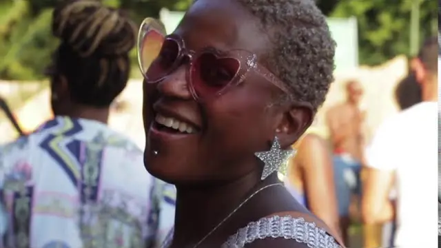 Gast mit pinker herzförmiger Brille beim Green Garden Festival 2019
