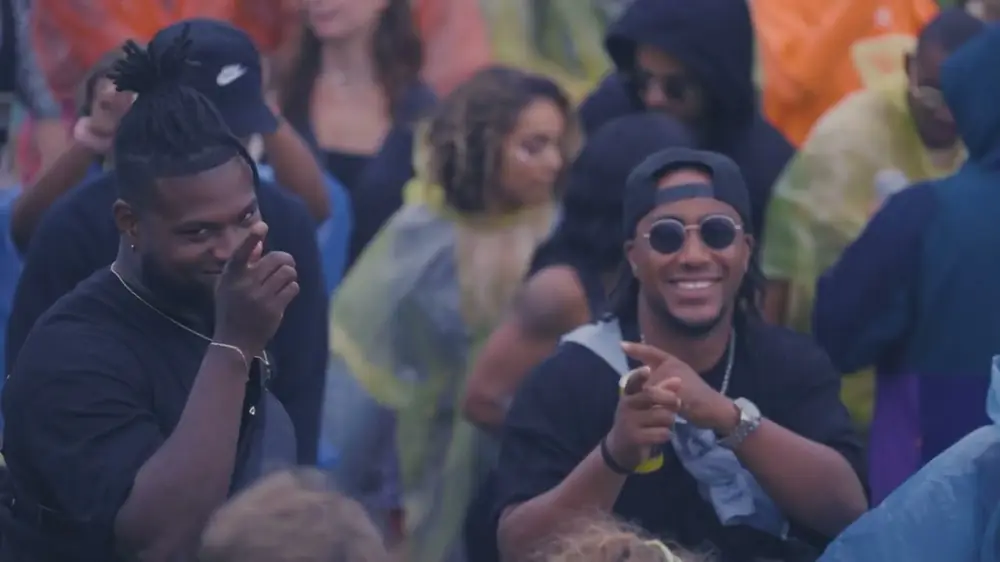 Menge in Regenponchos beim Festival Macumba 2023