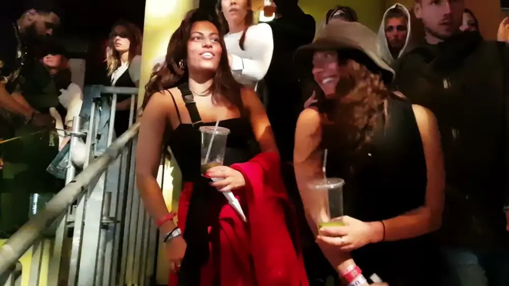 Gäste auf der Treppe beim Lowlands 2019