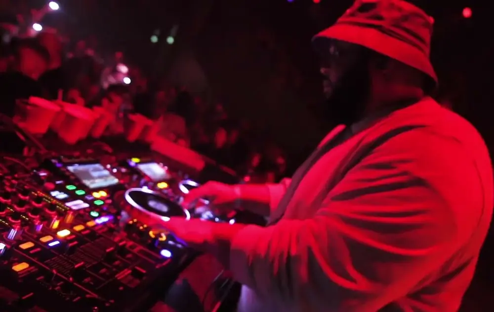 DJ an den Decks im TivoliVredenburg, Utrecht, 2021